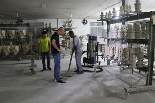 工廠如何利用金屬粉塵吸塵器治理粉塵污染并加強(qiáng)餐飲管理